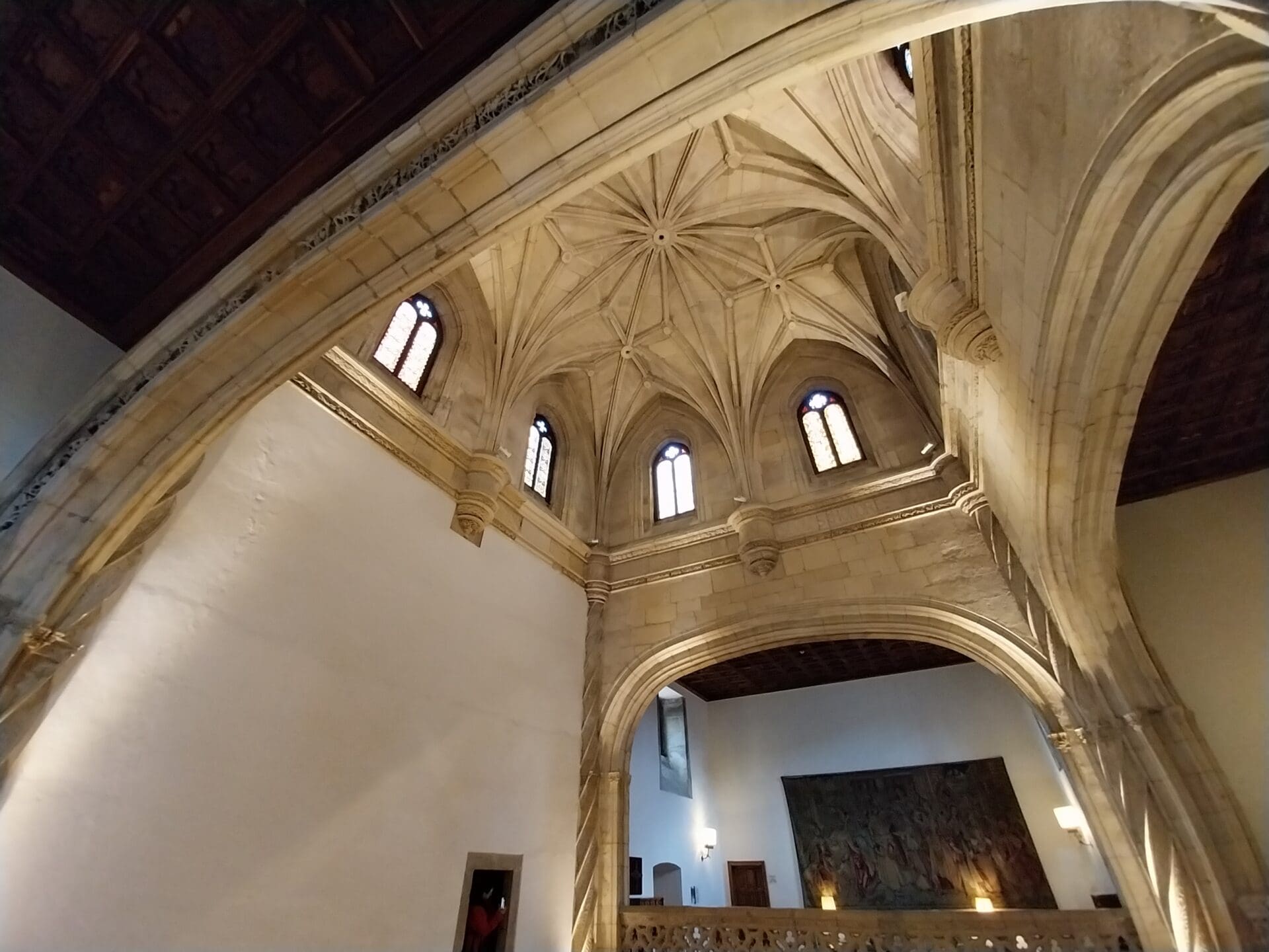C14 - RESTAURACIÓN DE LAS FACHADAS EXTERIORES, PATIOS DE SAN JUAN Y SAN MARCOS, LONJA, DRENAJE E  ILUMINACIÓN DEL PARADOR DE SANTIAGO DE COMPOSTELA