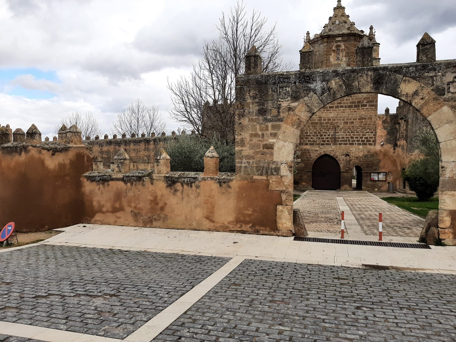 C14 - RESTAURACIÓN E ILUMINACIÓN DE MURALLA, JARDINES HISTÓRICOS Y CLAUSTRO NUEVO DEL PARADOR DE VERUELA