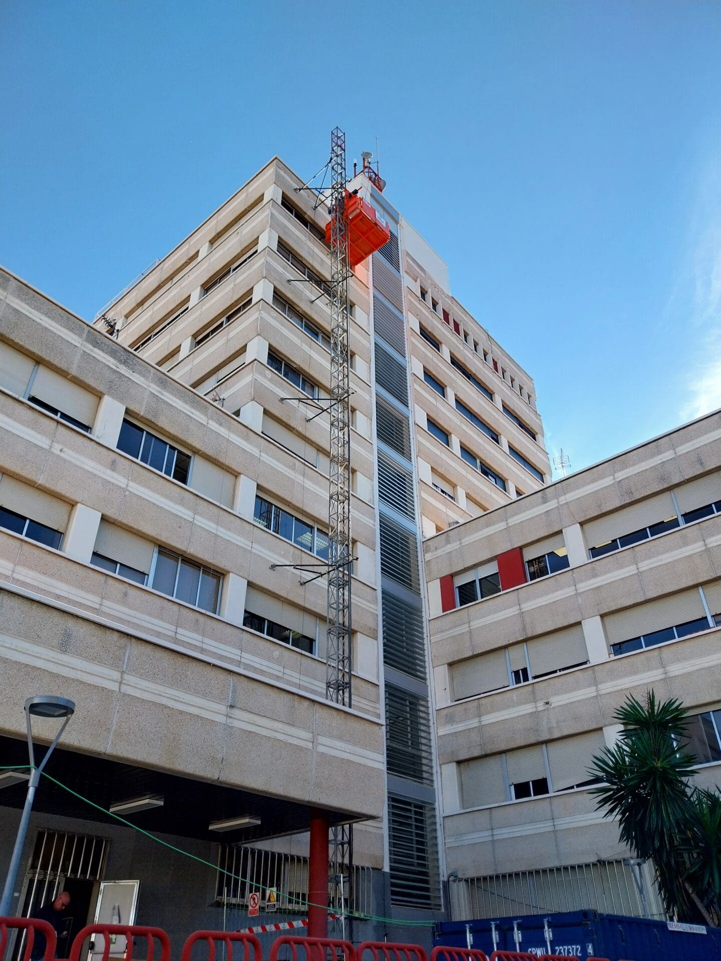 C11 - MEJORA DE LA EFICIENCIA ENERGÉTICA: SUSTITUCIÓN DE VENTANAS, ADECUACIÓN DE CUBIERTAS E INSTALACIÓN DE PANELES FOTOVOLTAICOS EN LA JEFATURA SUPERIOR DE POLICÍA DE ANDALUCÍAOCCIDENTAL, (SEVILLA). EXP.: POL-T1-10.